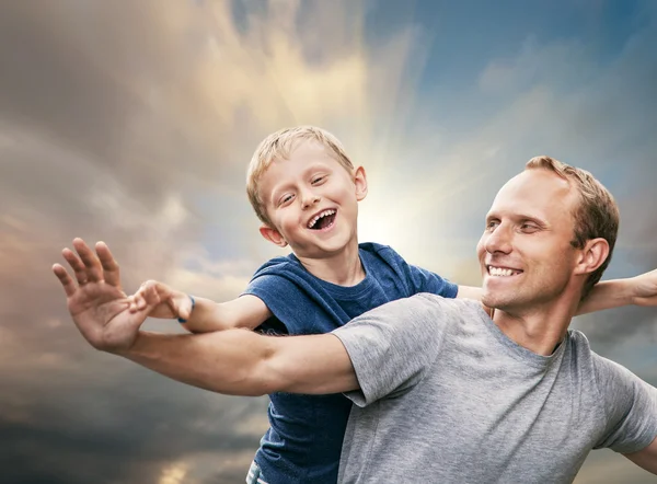 Filho de sorriso feliz com o pai — Fotografia de Stock