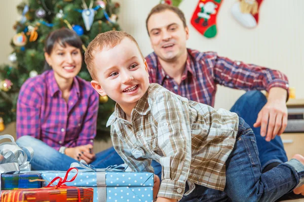 Junge bekommen ein Weihnachtsgeschenk von Santa Stockfoto