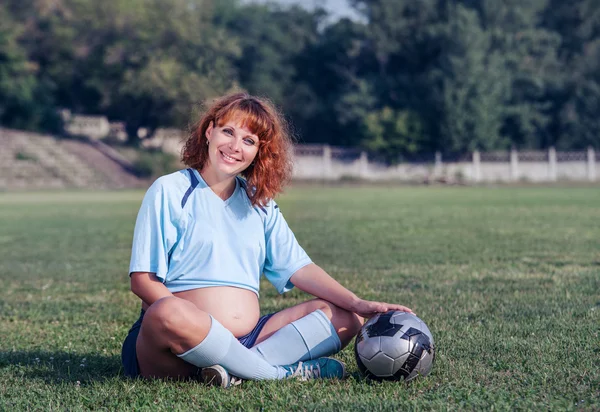 Enceinte jeune femme avec un ballon — Photo