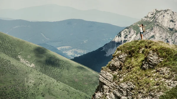 Escaladores en la cima de la colina — Foto de Stock