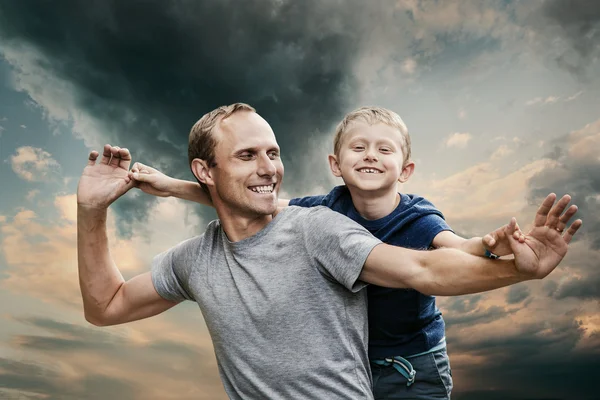 Glücklich lächelnd Sohn mit Vater — Stockfoto