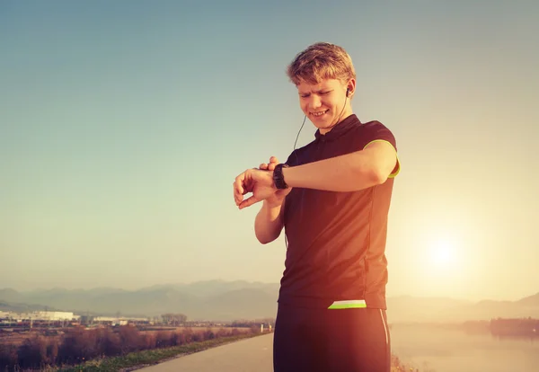 Runner starts his  stopwatch — Stock Photo, Image