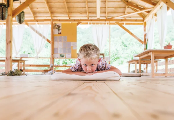 Niño ofendido tendido en el suelo — Foto de Stock