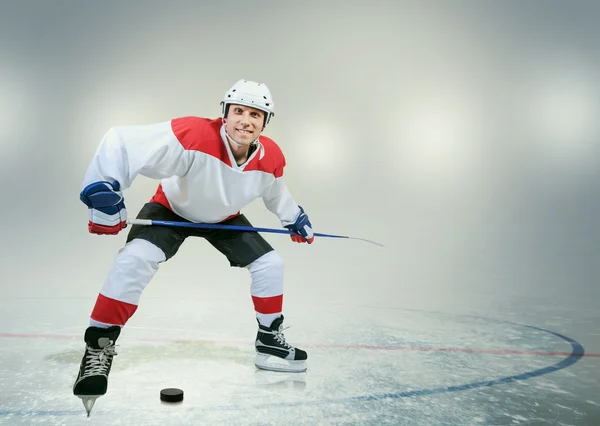 Smiling hockey player — Stock Photo, Image