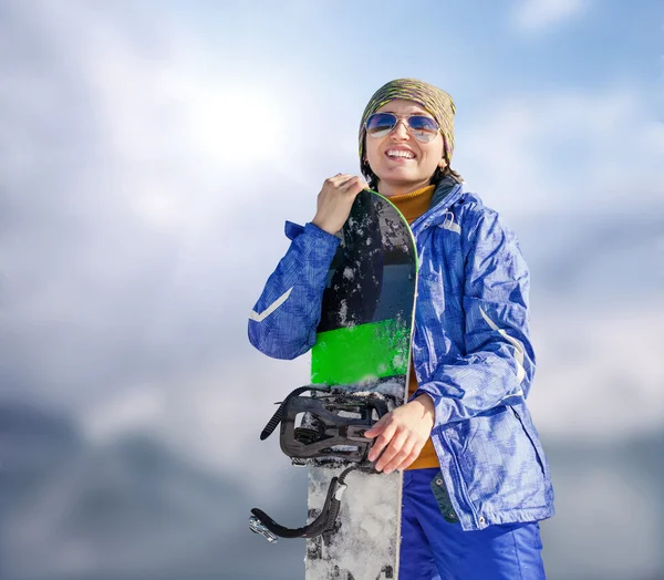 Γυναίκα με snowboard — Φωτογραφία Αρχείου