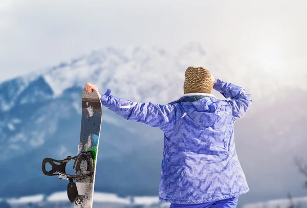 Aktywna dziewczyna z snowboardowe — Zdjęcie stockowe