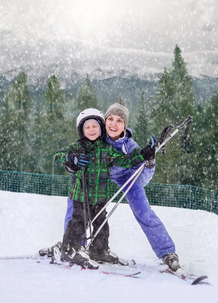 Μητέρα με το γιο του στο βουνό, χιονοδρομικό κέντρο — Φωτογραφία Αρχείου