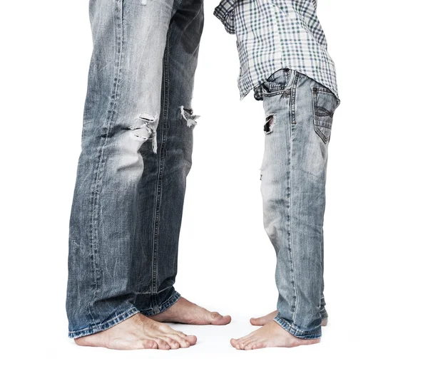 Sohn und Vater Beine in jeans — Stockfoto
