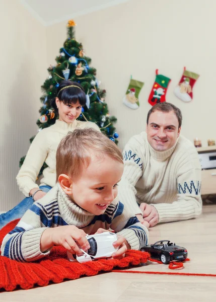 Genitori che giocano con il figlio — Foto Stock