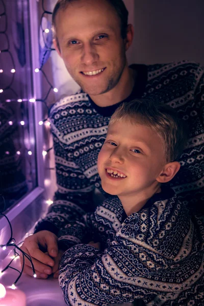 Padre con figlio a Natale — Foto Stock