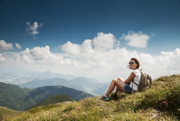 Woman resting on mountain hill — Stock Photo, Image