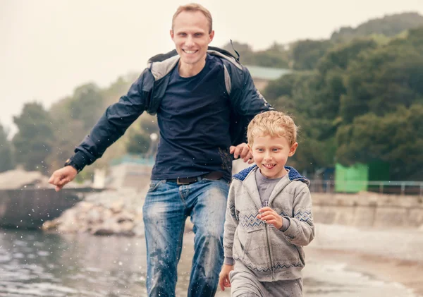 Vader en zoon stromend water — Stockfoto