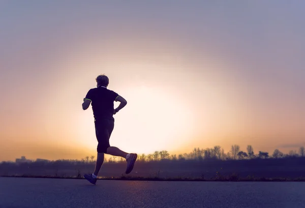 Silhouette da uomo in corsa — Foto Stock