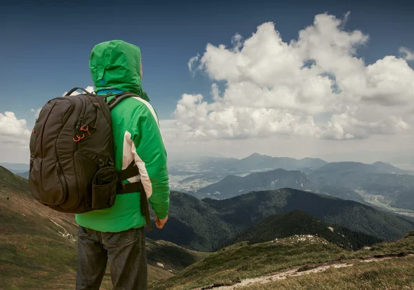 Reisende über Berge Landschaft — Stockfoto