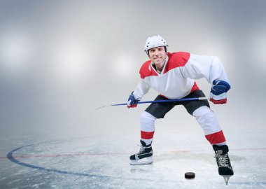 Gülümseyen hokey oyuncusu