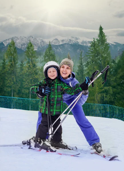 Mutter mit Sohn am Berg — Stockfoto