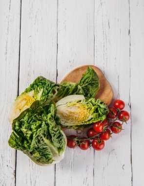 Taze salata ve kiraz domates