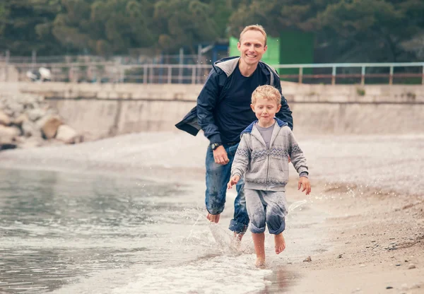 Ragazzino che funziona con il padre — Foto Stock