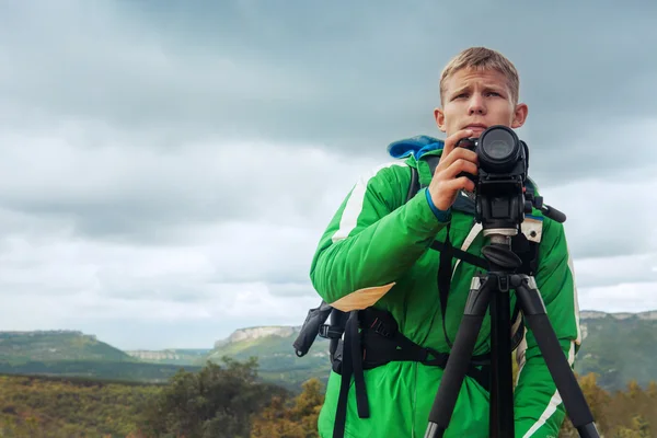 Fotógrafo hombre en montaña — Foto de Stock