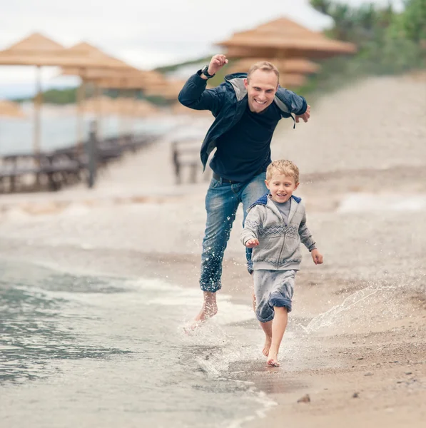 Scena di famiglia sul litorale — Foto Stock