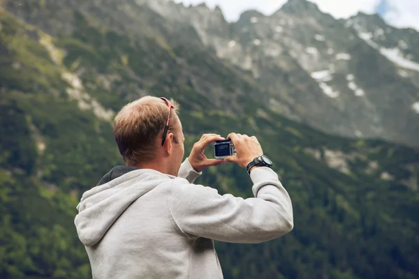 Hombre hacer la foto de la montaña — Foto de Stock