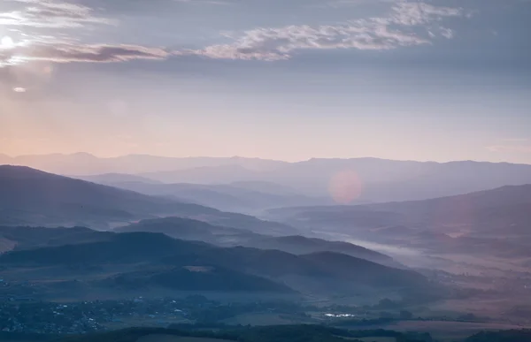 Berglandschaft im Sonnenaufgang — Stockfoto