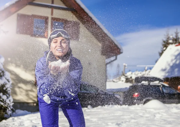 Junge Frau bläst Schnee — Stockfoto