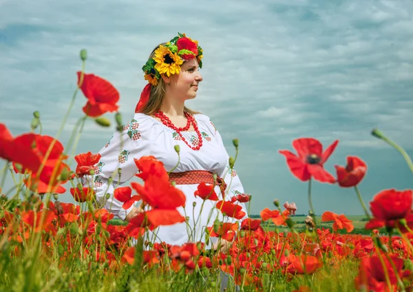 Vrouw op het gebied van papavers — Stockfoto