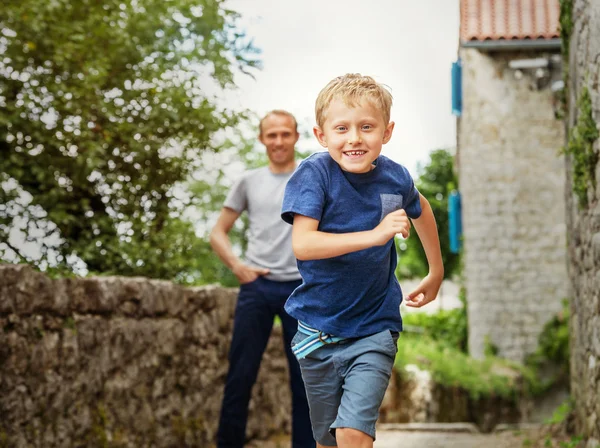 Kör liten pojke med pappa — Stockfoto