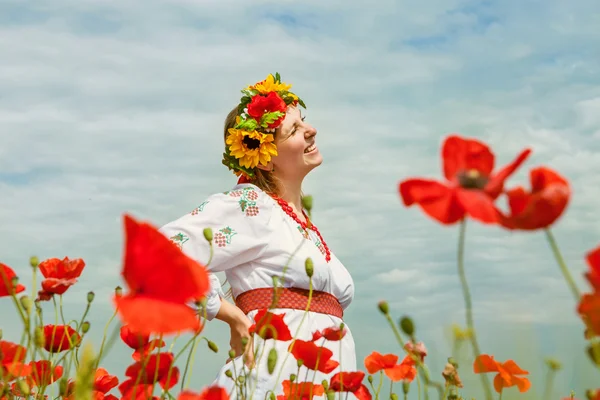 Femme parmi le champ de la fleur — Photo