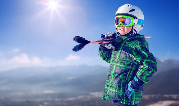 Jongen in ski-uitrusting op berg — Stockfoto