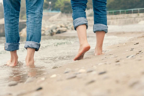 Piedini di coppia sulla linea di surf — Foto Stock