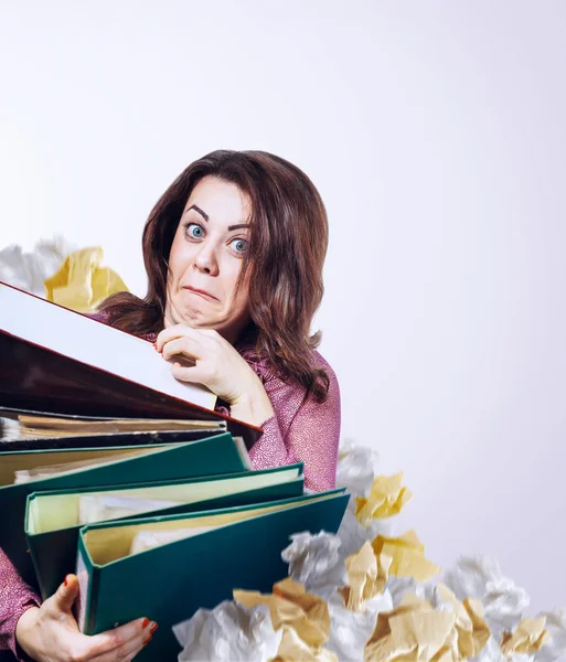 Mad profesor frente con carpetas — Foto de Stock