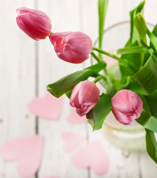 Tulipas cor-de-rosa em vaso — Fotografia de Stock