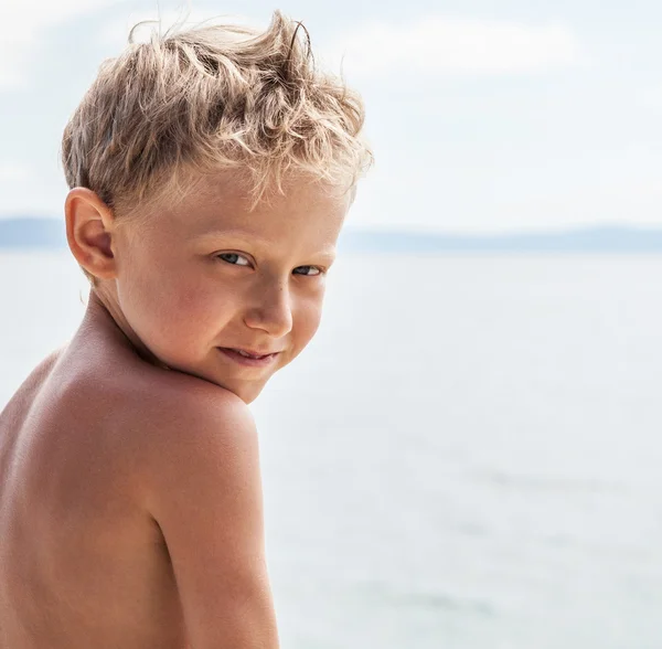 Liten pojke på havet — Stockfoto