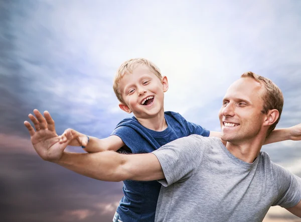 Lachende zoon en vader portret — Stockfoto