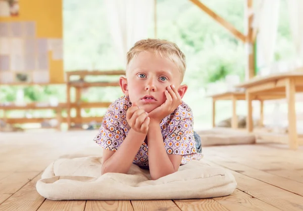 Ragazzo annoiato che si trova sulla terrazza — Foto Stock