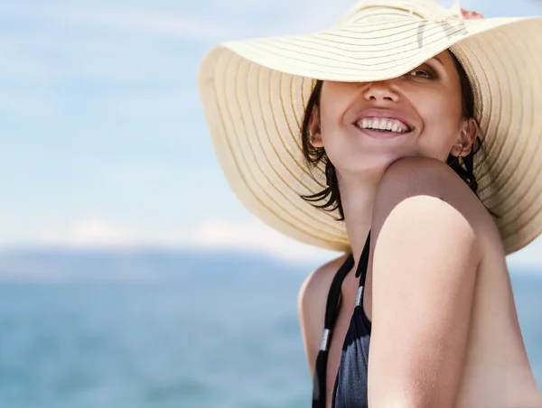 Женщина в шляпе в солнце светит — стоковое фото