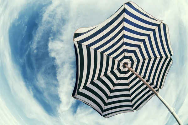 Зонтик над голубым небом — стоковое фото