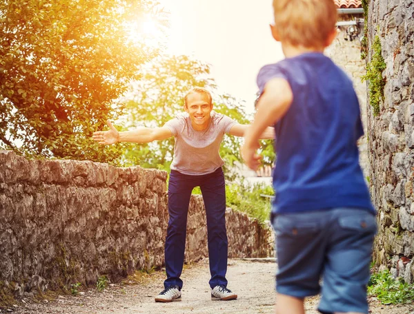 Filho corre para pai abraços — Fotografia de Stock