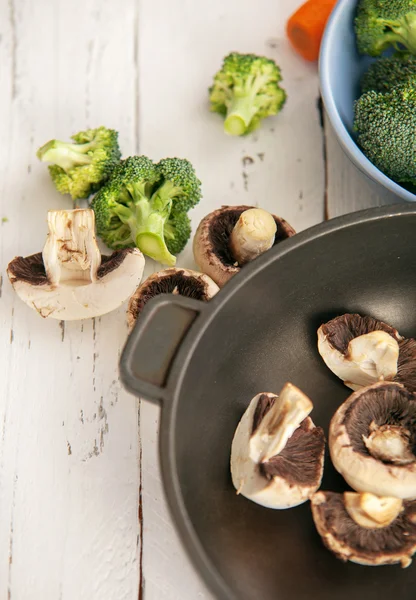 Fresh broccoli and mushrooms — Stock Photo, Image