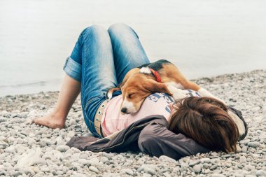 Onun sahibi üzerinde uyku köpek yavrusu