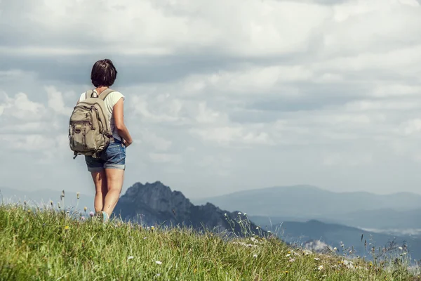 Kobieta spacer na wzgórze Góra — Zdjęcie stockowe