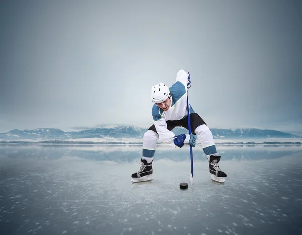 Hockeyspelare på isen sjö — Stockfoto