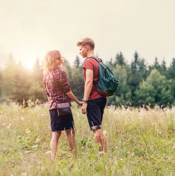 Jeune couple en promenade en forêt — Photo