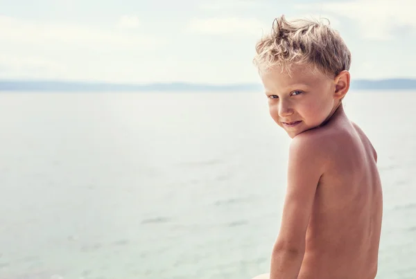 Маленький мальчик в море — стоковое фото