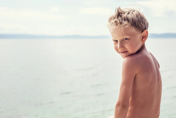 Menino no mar — Fotografia de Stock