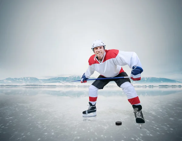 Joueur de hockey souriant — Photo