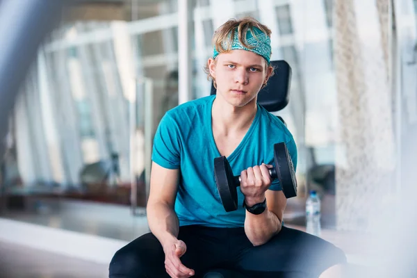 Teenager in Gym  with dumbbells — Stock Photo, Image