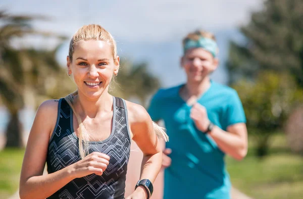 Jong (echt) paar op joggen — Stockfoto